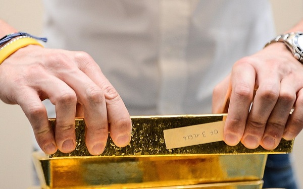 Giá dầu tăng mạnh, vàng vọt lên sát mức 1.600USD/ounce sau vụ Iran tấn công căn cứ Mỹ