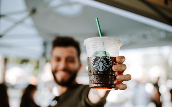 Giải m&#227; &#39;cỗ m&#225;y b&#225;n h&#224;ng&#39; Starbucks: 5 tuyệt chi&#234;u t&#226;m l&#253; lấy l&#242;ng kh&#225;ch - kiếm doanh thu, c&#244;ng ty n&#224;o cũng cần biết