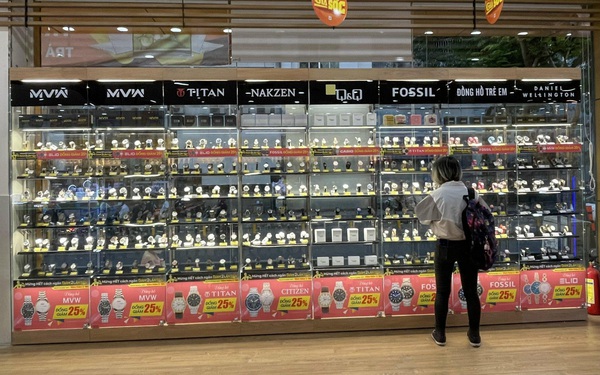 Fossil watch brand is present at 3000 Mobile World stores