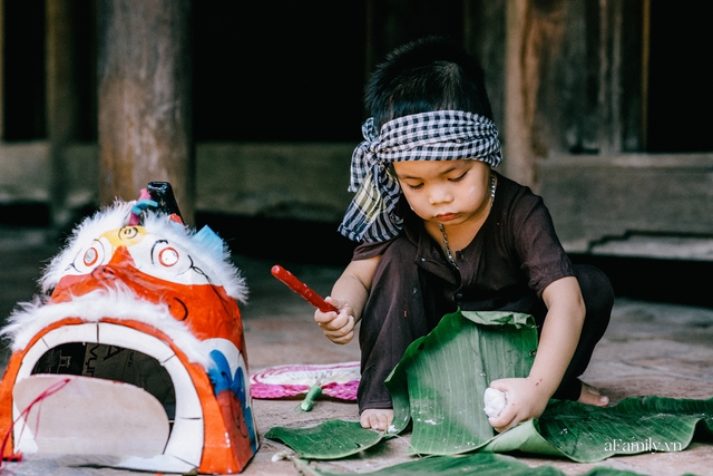 Cùng các gia đình tại Hà Nội tái hiện đêm Trung thu đậm chất truyền thống, tự phá cỗ, làm đèn, “nếm” những dư vị đã lâu người thành thị không còn nhớ - Ảnh 2.