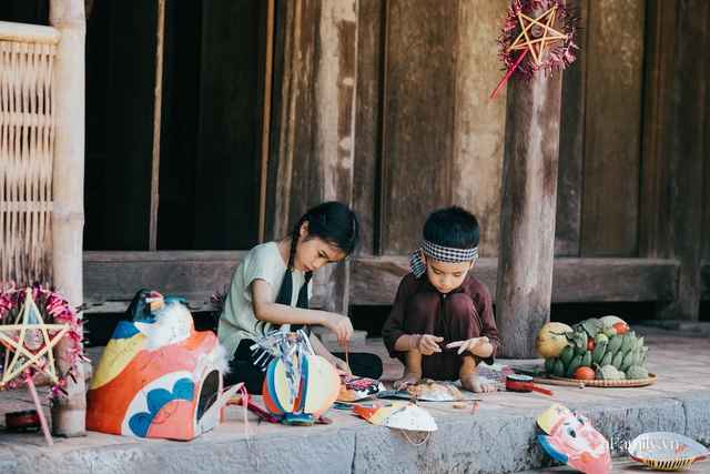 Cùng các gia đình tại Hà Nội tái hiện đêm Trung thu đậm chất truyền thống, tự phá cỗ, làm đèn, “nếm” những dư vị đã lâu người thành thị không còn nhớ - Ảnh 11.