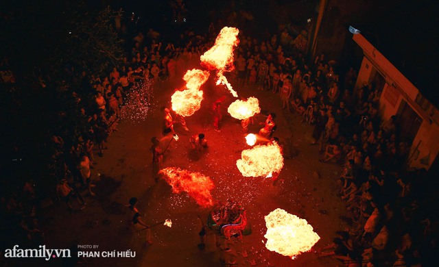 Ngôi làng chỉ cách Hà Nội 20km nhưng mỗi năm tổ chức thổi lửa, múa sư tử suốt 3 đêm để đón Trung thu, lộ ra khung cảnh siêu hùng tráng mà ai cũng ước được dự một lần - Ảnh 13.