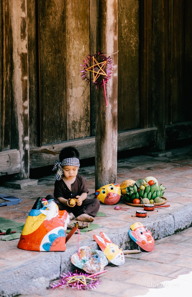 Cùng các gia đình tại Hà Nội tái hiện đêm Trung thu đậm chất truyền thống, tự phá cỗ, làm đèn, “nếm” những dư vị đã lâu người thành thị không còn nhớ - Ảnh 4.