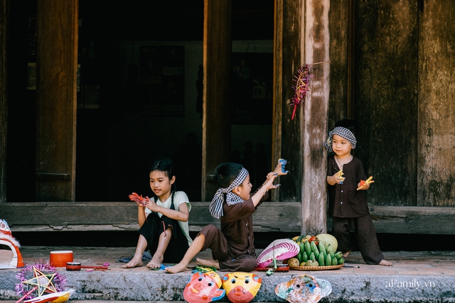 Cùng các gia đình tại Hà Nội tái hiện đêm Trung thu đậm chất truyền thống, tự phá cỗ, làm đèn, “nếm” những dư vị đã lâu người thành thị không còn nhớ - Ảnh 5. Cùng các gia đình tại Hà Nội tái hiện đêm Trung thu đậm chất truyền thống, tự phá cỗ, làm đèn, “nếm” những dư vị đã lâu người thành thị không còn nhớ - Ảnh 5.