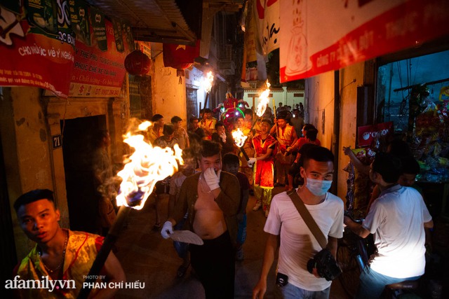 Ngôi làng chỉ cách Hà Nội 20km nhưng mỗi năm tổ chức thổi lửa, múa sư tử suốt 3 đêm để đón Trung thu, lộ ra khung cảnh siêu hùng tráng mà ai cũng ước được dự một lần - Ảnh 5.