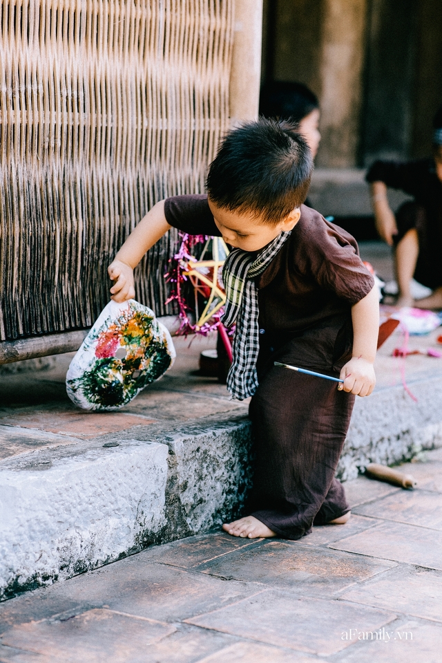 Cùng các gia đình tại Hà Nội tái hiện đêm Trung thu đậm chất truyền thống, tự phá cỗ, làm đèn, “nếm” những dư vị đã lâu người thành thị không còn nhớ - Ảnh 7.