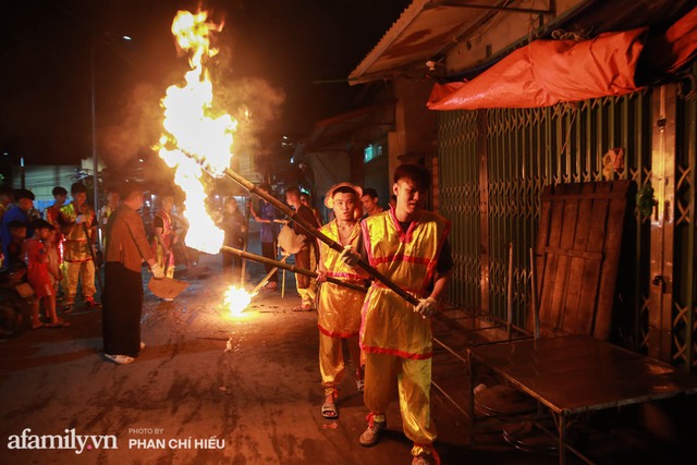 Ngôi làng chỉ cách Hà Nội 20km nhưng mỗi năm tổ chức thổi lửa, múa sư tử suốt 3 đêm để đón Trung thu, lộ ra khung cảnh siêu hùng tráng mà ai cũng ước được dự một lần - Ảnh 7.