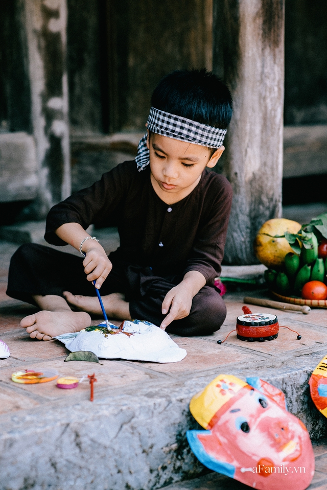 Cùng các gia đình tại Hà Nội tái hiện đêm Trung thu đậm chất truyền thống, tự phá cỗ, làm đèn, “nếm” những dư vị đã lâu người thành thị không còn nhớ - Ảnh 10. Cùng các gia đình tại Hà Nội tái hiện đêm Trung thu đậm chất truyền thống, tự phá cỗ, làm đèn, “nếm” những dư vị đã lâu người thành thị không còn nhớ - Ảnh 10.