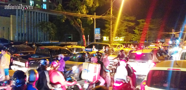 Hà Nội: Cư dân chung cư 87 Lĩnh Nam tập trung trong đêm phản đối CĐT chiếm tầng hầm, hàng trăm phương tiện không nơi đỗ tràn ra đường gây ùn tắc - Ảnh 11.