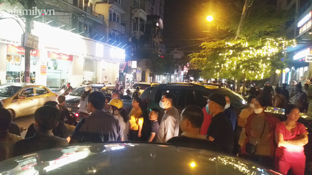 Hà Nội: Cư dân chung cư 87 Lĩnh Nam tập trung trong đêm phản đối CĐT chiếm tầng hầm, hàng trăm phương tiện không nơi đỗ tràn ra đường gây ùn tắc - Ảnh 12.