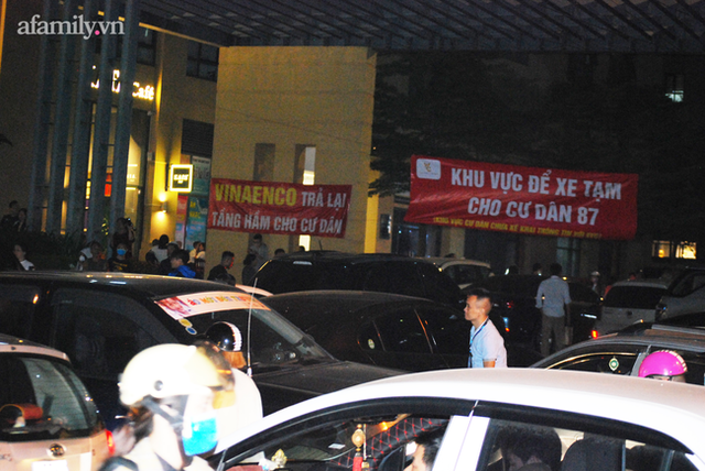 Hà Nội: Cư dân chung cư 87 Lĩnh Nam tập trung trong đêm phản đối CĐT chiếm tầng hầm, hàng trăm phương tiện không nơi đỗ tràn ra đường gây ùn tắc - Ảnh 5.