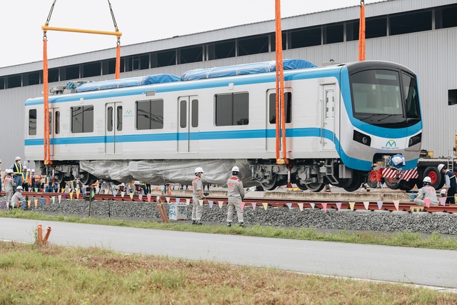 Ảnh: Cận cảnh lắp ráp tàu Metro số 1 vào đường ray tạm ở Sài Gòn - Ảnh 7.