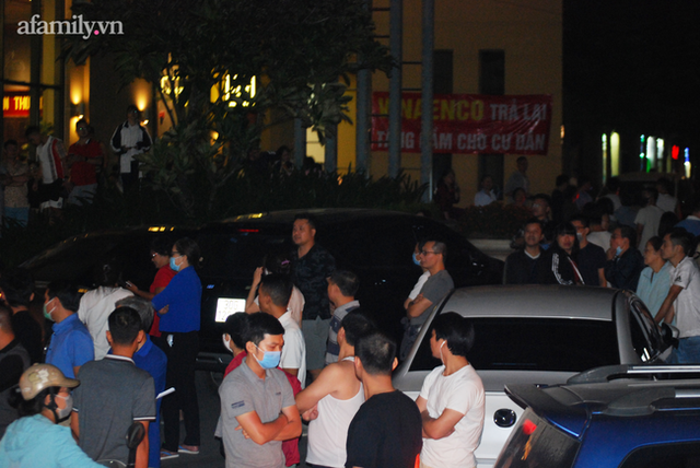 Hà Nội: Cư dân chung cư 87 Lĩnh Nam tập trung trong đêm phản đối CĐT chiếm tầng hầm, hàng trăm phương tiện không nơi đỗ tràn ra đường gây ùn tắc - Ảnh 7.