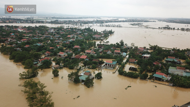 Chùm ảnh, video flycam: Cận cảnh lũ lịch sử nhấn chìm đường sá, ngập hàng ngàn ngôi nhà ở Quảng Bình - Ảnh 6.