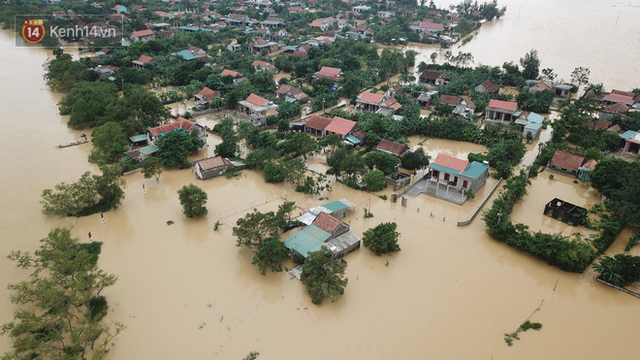 Chùm ảnh, video flycam: Cận cảnh lũ lịch sử nhấn chìm đường sá, ngập hàng ngàn ngôi nhà ở Quảng Bình - Ảnh 8.