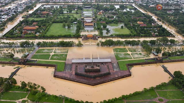 Chùm ảnh flycam: Trung tâm thành phố Huế ngập nặng do mưa lũ kéo dài, nước tiến sát mép cầu Trường Tiền - Ảnh 1.