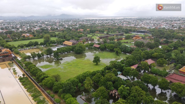 Chùm ảnh flycam: Trung tâm thành phố Huế ngập nặng do mưa lũ kéo dài, nước tiến sát mép cầu Trường Tiền - Ảnh 2.
