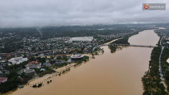 Chùm ảnh flycam: Trung tâm thành phố Huế ngập nặng do mưa lũ kéo dài, nước tiến sát mép cầu Trường Tiền - Ảnh 8.