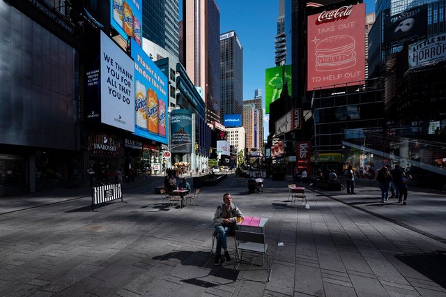 Thảm cảnh ở ‘thành phố không ngủ’ của nước Mỹ: Times Square từng có 450.000 người đi bộ mỗi ngày giờ hoang lạnh, khách sạn, nhà hàng đóng cửa, người dân tuyệt vọng - Ảnh 3.