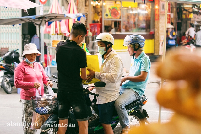 Tiệm vịt quay chính tông của người Hoa tại quận 5 đỉnh điểm có ngày bán 3.000 con, ra đời đã gần 50 năm nhưng ngày nào cũng bắt dao thủ của tiệm chặt đến mỏi nhừ cả tay! - Ảnh 12.