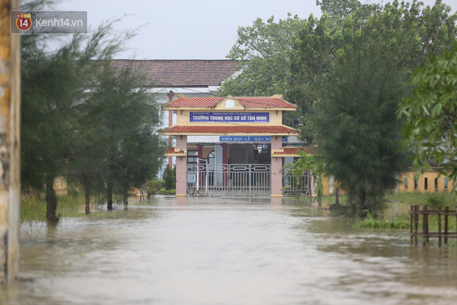 Người dân 5 ngày ăn cháo trắng kèm muối, đêm không dám ngủ trong trận lũ lịch sử ở Quảng Bình - Ảnh 6.