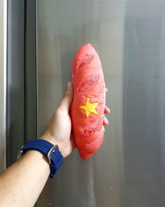  Xuất hiện loại bánh mì kỳ lạ tại Hà Nội: Bánh mì yêu nước - Ảnh 1.
