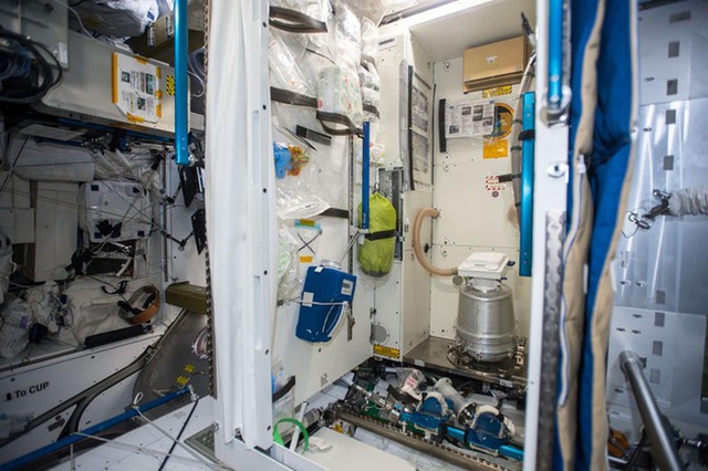 Sau hơn 60 năm, cuối cùng thì NASA cũng làm được một cái toilet nữ ngoài vũ trụ - Ảnh 1.