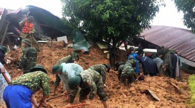 Tìm thấy 3 thi thể đầu tiên trong số 22 cán bộ, chiến sĩ bị sạt núi vùi lấp ở Quảng Trị - Ảnh 3.