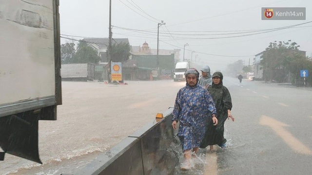 Ảnh: Mưa lũ lịch sử ở Quảng Bình, nước ngập quốc lộ 1A hơn một mét, xe cộ chôn chân hàng km - Ảnh 4.