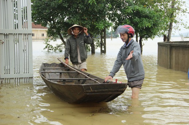 Nước sông Lam dâng cao, Nghệ An ngập lụt trên diện rộng - Ảnh 2.