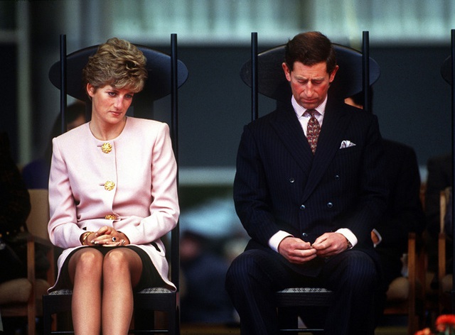  Chỉ 1 phút yếu lòng, Công nương Diana bị gài bẫy, tạo ra 1 quả bom ném thẳng vào Hoàng gia Anh - Ảnh 4.