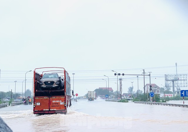 Lũ cuồn cuộn, đường tránh Hà Tĩnh ách tắc hàng chục km - Ảnh 4.