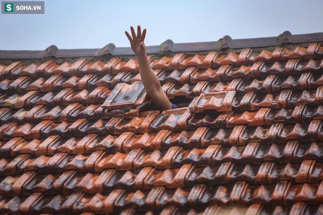  Những cánh tay ‘cầu cứu’ từ mái nhà trong cơn lũ lịch sử ở Quảng Bình - Ảnh 10.