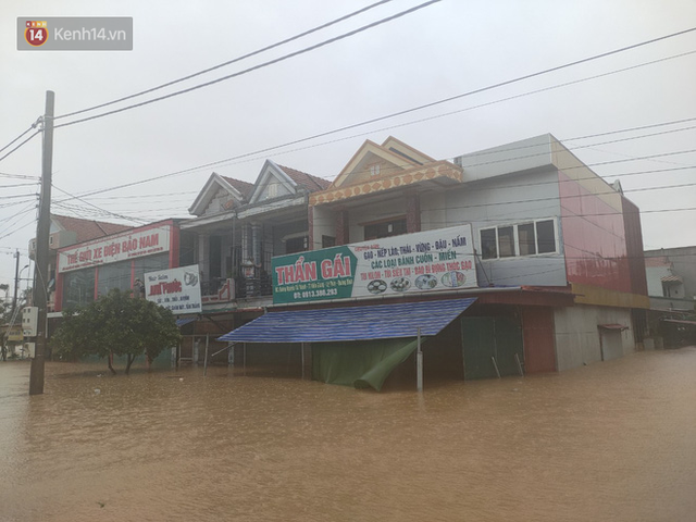 Tình người trong cơn lũ lịch sử ở Quảng Bình: Dân đội mưa lạnh, ăn mỳ tôm sống đi cứu trợ nhà ngập lụt - Ảnh 1.