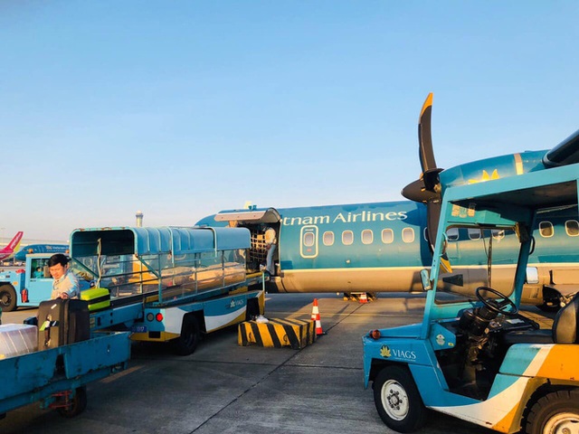 24 tấn hàng và hơn 2.000 kiện hàng cứu trợ đã được Vietnam Airlines Group vận chuyển đến các đầu sân bay miền Trung - Ảnh 2.
