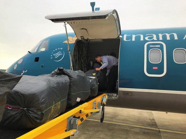 24 tấn hàng và hơn 2.000 kiện hàng cứu trợ đã được Vietnam Airlines Group vận chuyển đến các đầu sân bay miền Trung - Ảnh 3.