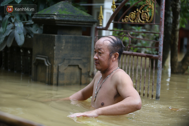 Hơn 2 tuần chịu trận lũ lịch sử, người dân Quảng Bình vẫn phải leo nóc nhà, bơi giữa dòng nước lũ cầu cứu đồ ăn - Ảnh 20. Hơn 2 tuần chịu trận lũ lịch sử, người dân Quảng Bình vẫn phải leo nóc nhà, bơi giữa dòng nước lũ cầu cứu đồ ăn - Ảnh 20.