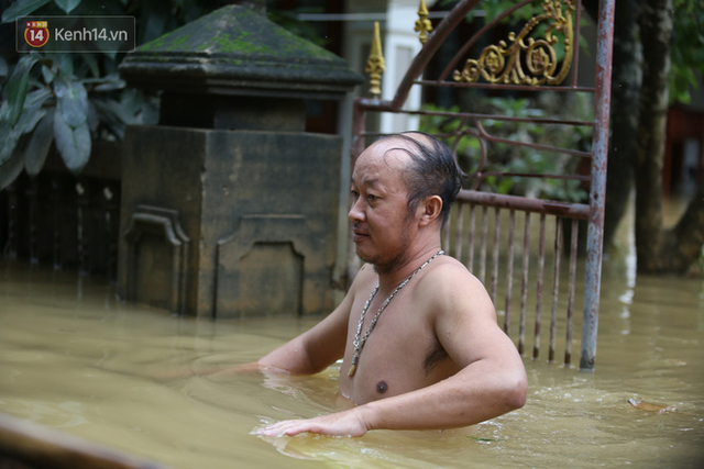 Hơn 2 tuần chịu trận lũ lịch sử, người dân Quảng Bình vẫn phải leo nóc nhà, bơi giữa dòng nước lũ cầu cứu đồ ăn - Ảnh 20.