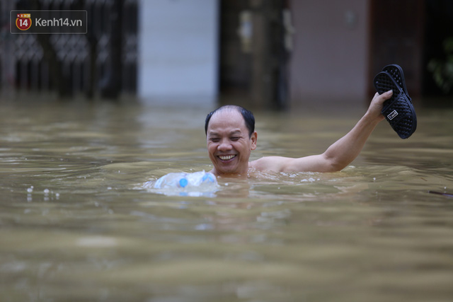 Hơn 2 tuần chịu trận lũ lịch sử, người dân Quảng Bình vẫn phải leo nóc nhà, bơi giữa dòng nước lũ cầu cứu đồ ăn - Ảnh 21. Hơn 2 tuần chịu trận lũ lịch sử, người dân Quảng Bình vẫn phải leo nóc nhà, bơi giữa dòng nước lũ cầu cứu đồ ăn - Ảnh 21.
