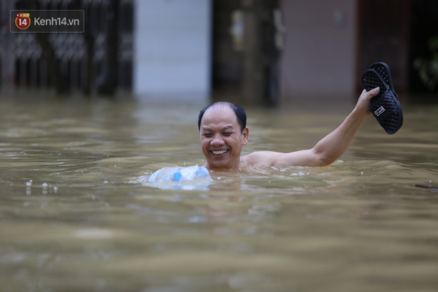 Hơn 2 tuần chịu trận lũ lịch sử, người dân Quảng Bình vẫn phải leo nóc nhà, bơi giữa dòng nước lũ cầu cứu đồ ăn - Ảnh 21.