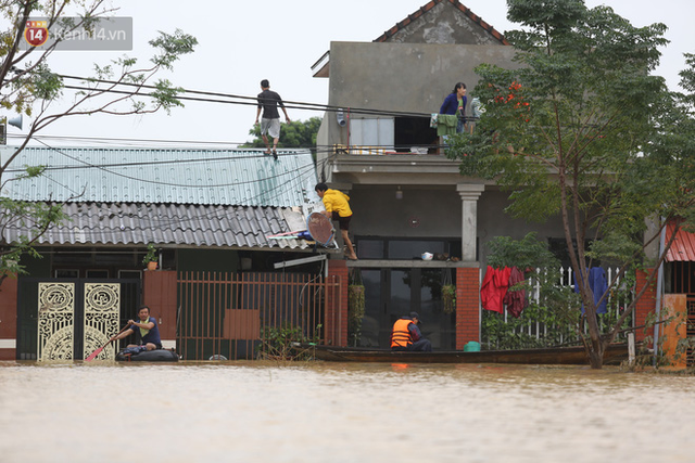 Hơn 2 tuần chịu trận lũ lịch sử, người dân Quảng Bình vẫn phải leo nóc nhà, bơi giữa dòng nước lũ cầu cứu đồ ăn - Ảnh 10.
