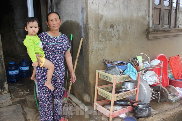 12 ngày không điện, không nước và không cơm của xóm nghèo bị cô lập hoàn toàn trong lũ - Ảnh 1.