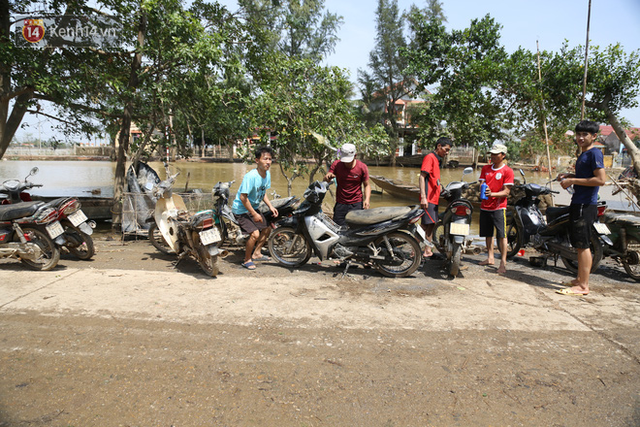 Tình người nơi lũ dữ đi qua: Hàng ngàn xe máy hỏng vì chìm trong biển nước, nhóm thợ tình nguyện sửa miễn phí cho bà con - Ảnh 11.