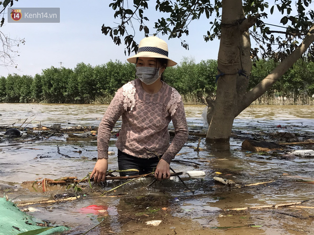 Ảnh: Người dân Quảng Bình bì bõm bơi trong biển rác sau trận lũ lịch sử, nguy cơ lây nhiễm bệnh tật - Ảnh 12.