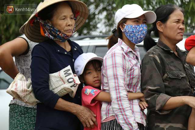 Tình người nơi lũ dữ đi qua: Hàng ngàn xe máy hỏng vì chìm trong biển nước, nhóm thợ tình nguyện sửa miễn phí cho bà con - Ảnh 3.