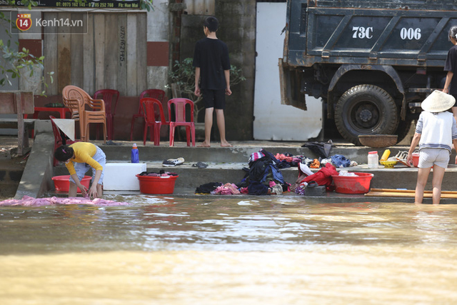 Ảnh: Người dân Quảng Bình bì bõm bơi trong biển rác sau trận lũ lịch sử, nguy cơ lây nhiễm bệnh tật - Ảnh 4.