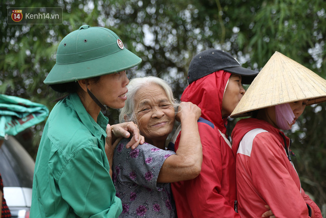 Tình người nơi lũ dữ đi qua: Hàng ngàn xe máy hỏng vì chìm trong biển nước, nhóm thợ tình nguyện sửa miễn phí cho bà con - Ảnh 4.