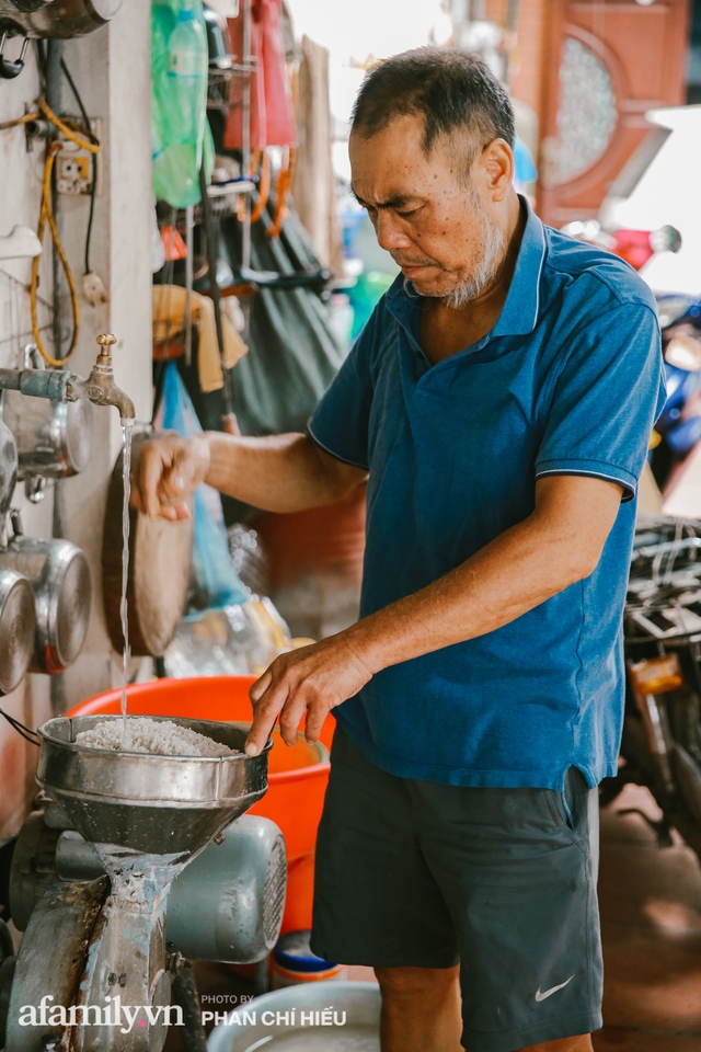 Bánh cuốn cà cuống: Món ăn tưởng đã thất truyền, nào ngờ vẫn được người phụ nữ 30 năm bán trên phố Nguyễn Khuyến gìn giữ, ai ăn thử một lần nghiện đến khó quên - Ảnh 2.