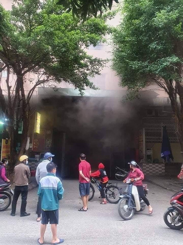 Hà Nội: Cháy tầng hầm để xe chung cư Đại Thanh, hàng trăm cư dân nháo nhác - Ảnh 1.