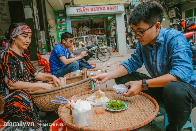 Bánh cuốn cà cuống: Món ăn tưởng đã thất truyền, nào ngờ vẫn được người phụ nữ 30 năm bán trên phố Nguyễn Khuyến gìn giữ, ai ăn thử một lần nghiện đến khó quên - Ảnh 16.